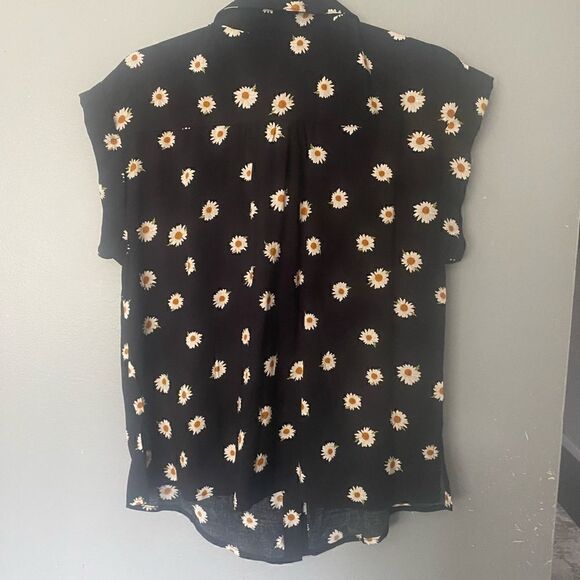 NWT Belle Du Jour black floral cap sleeve button down blouse Large - Picture 9 of 10